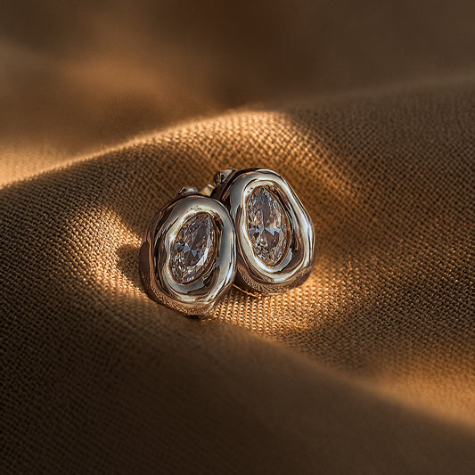 Detailfoto markies zirkonia 4x2mm in zilveren oorbel