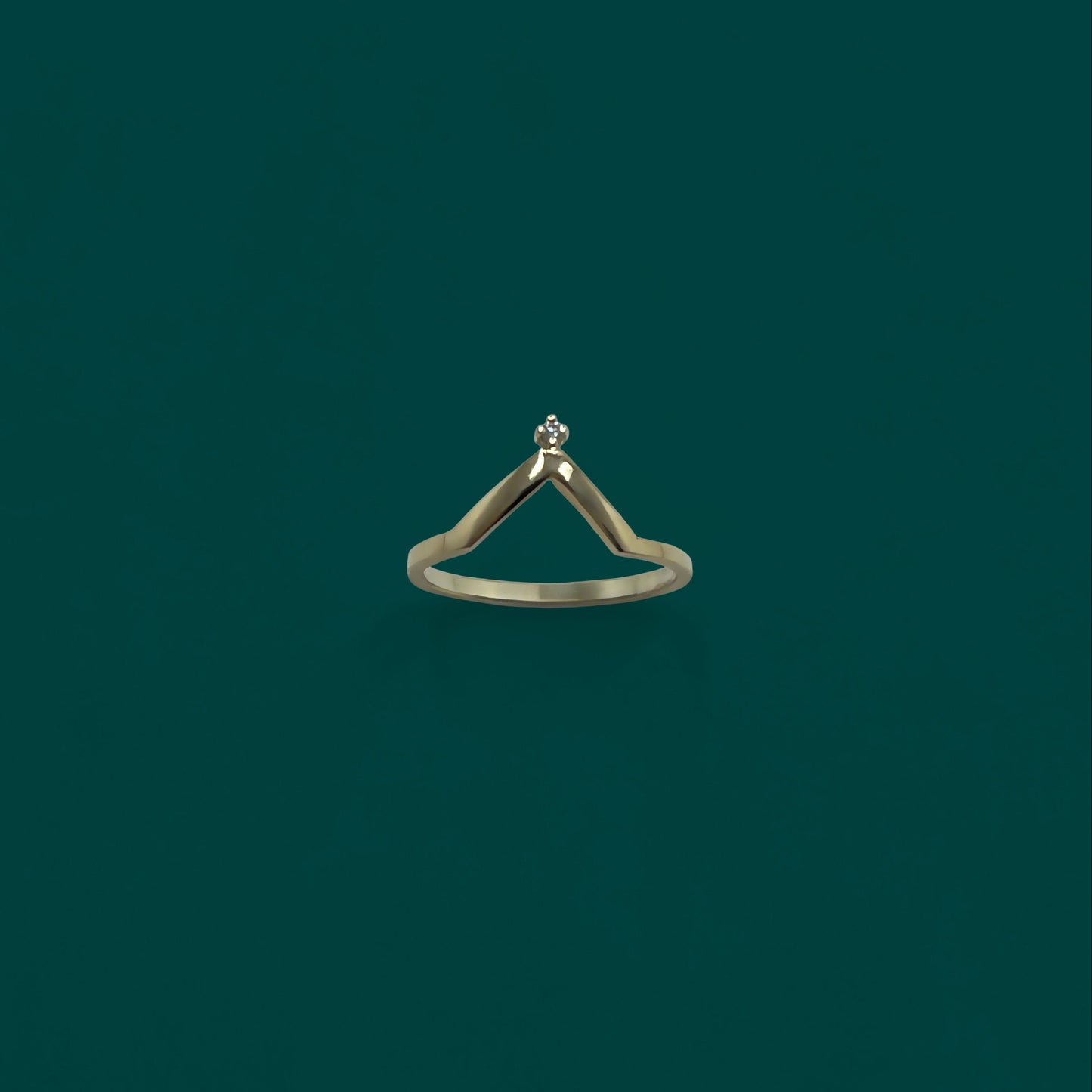 14karat gold ring with diamond shaped zirkonia