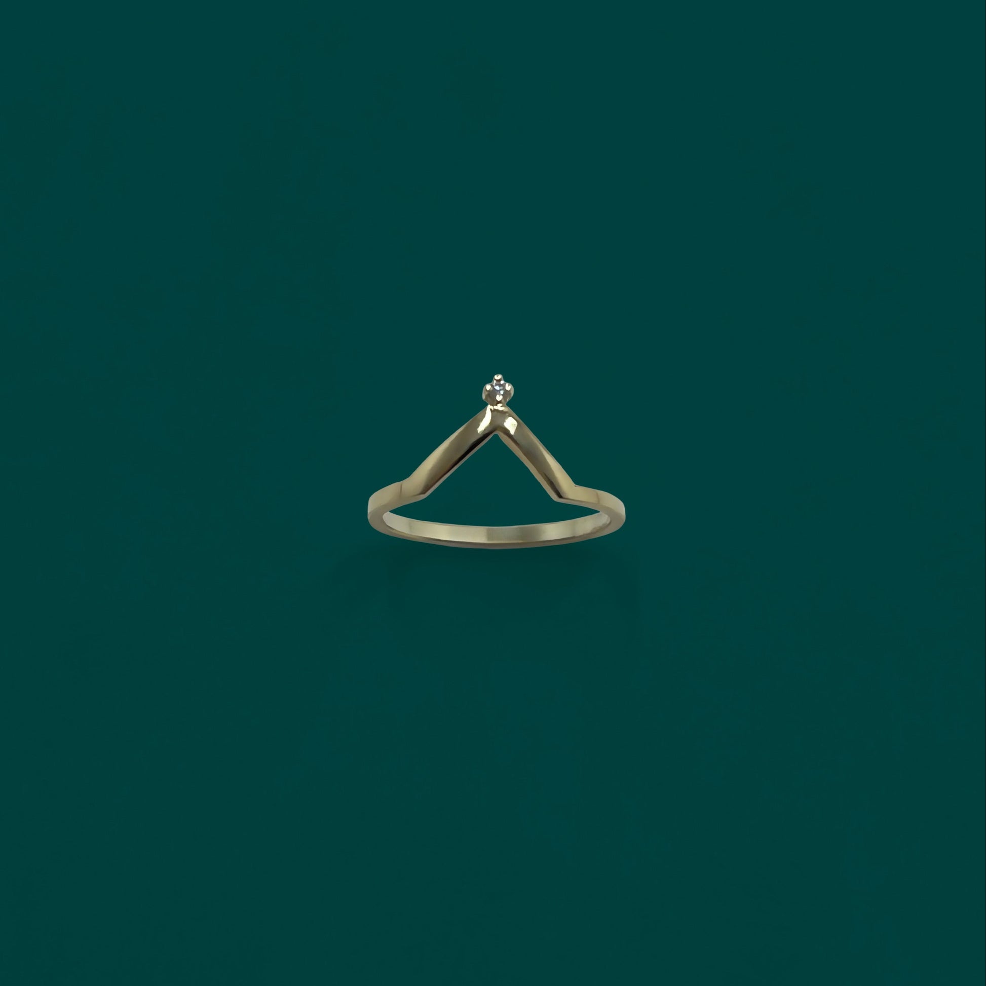 14karat gold ring with diamond shaped zirkonia