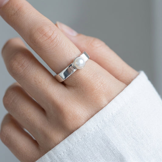 Slim Silver Signet Ring | Freshwater Pearl