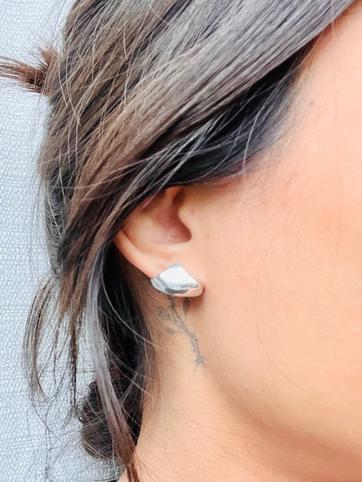 Earlobe huggie (pair)