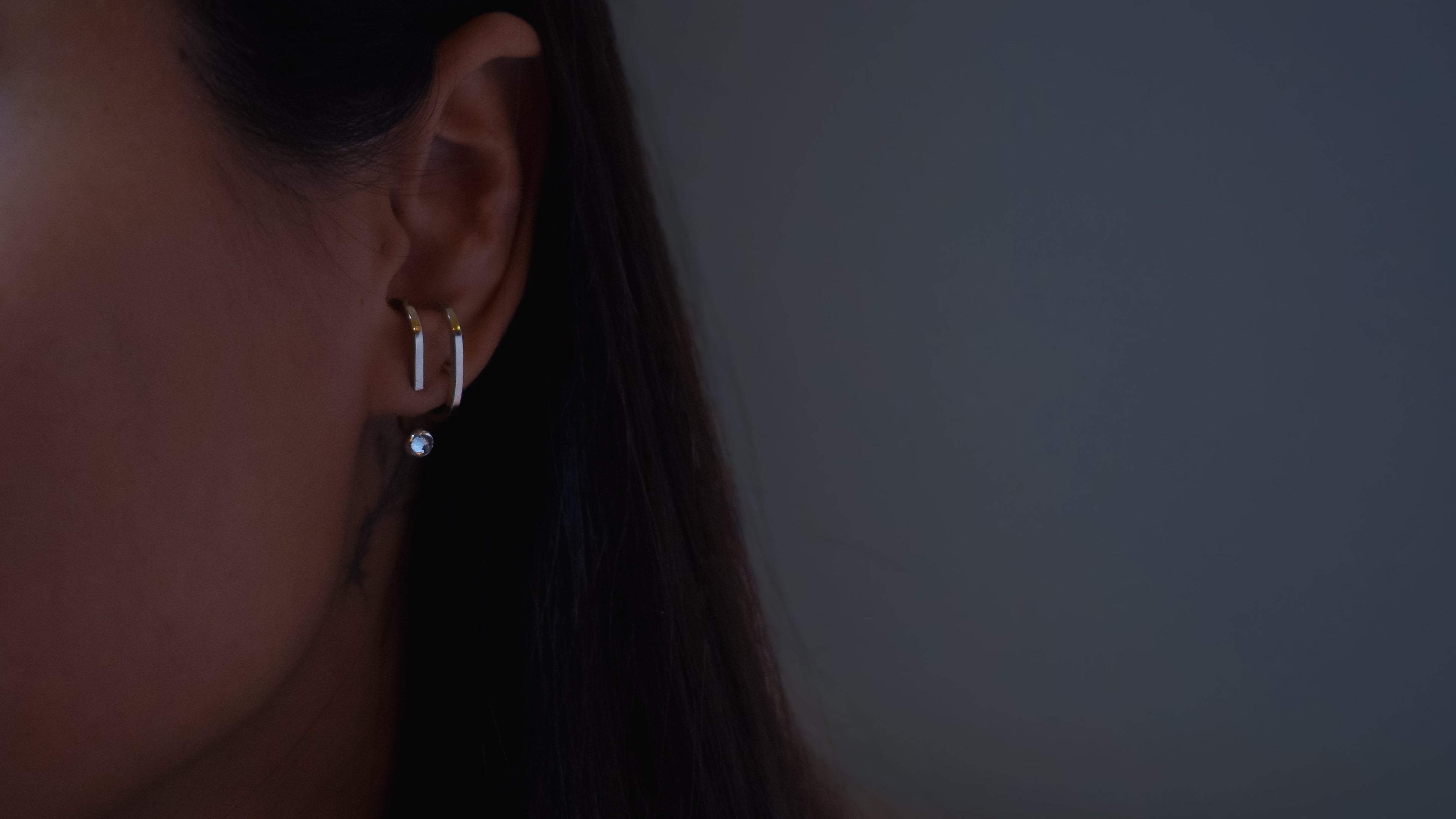 zilveren Zora & Muse oorbel op model